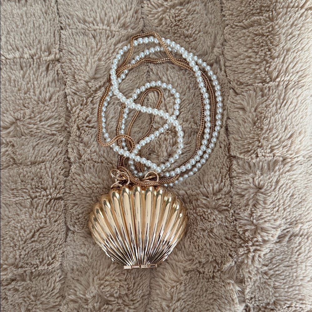 New! Chic Gold Shell Purse with gold chain and pearl removable straps/chains.